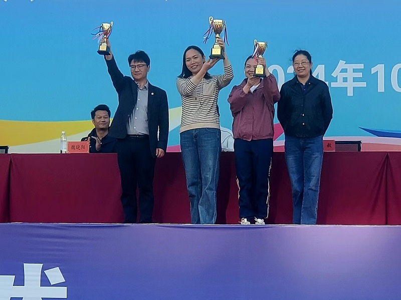 1730688293158162.jpg 领奖.jpg