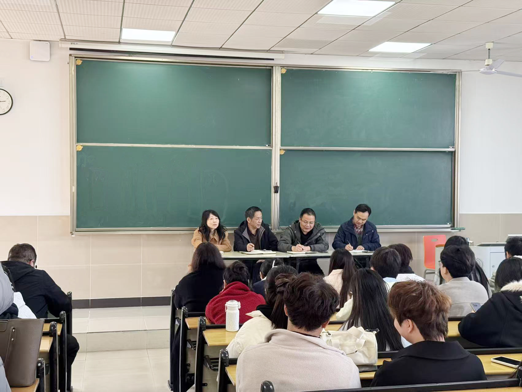 1763697295869143.jpg 学生座谈会(选定).jpg