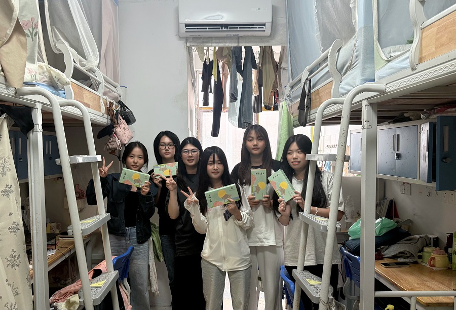 1790234570719433.png 我院2025级辅导员深入宿舍开展中秋节前慰问及安全检查工作3 - 副本.png