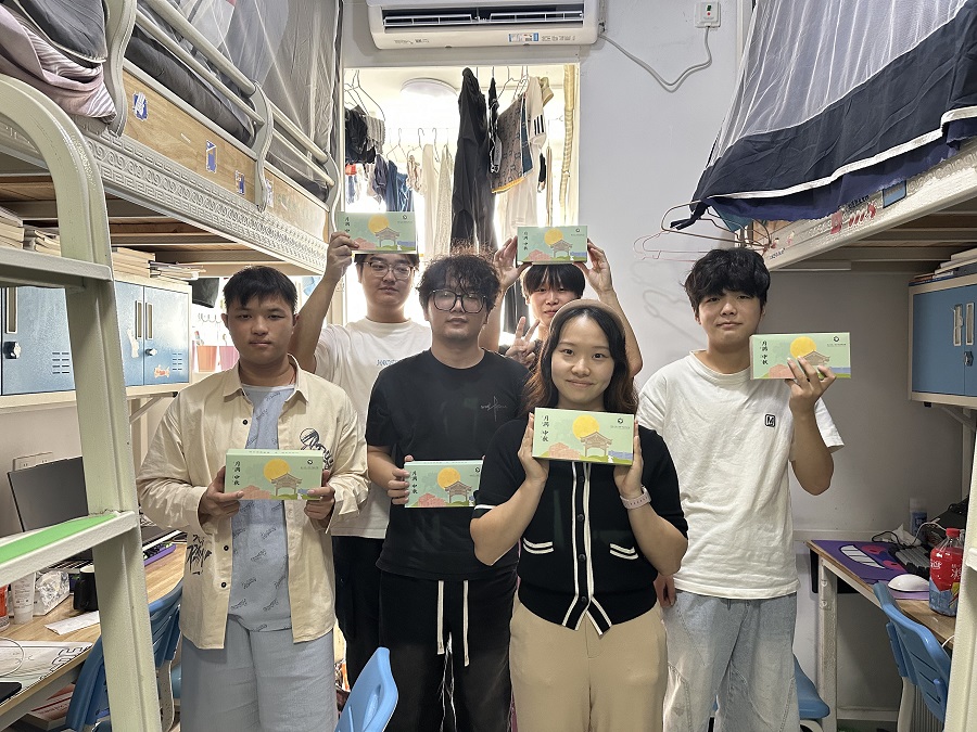 1790234578423792.png 我院2025级辅导员深入宿舍开展中秋节前慰问及安全检查工作1 - 副本.png