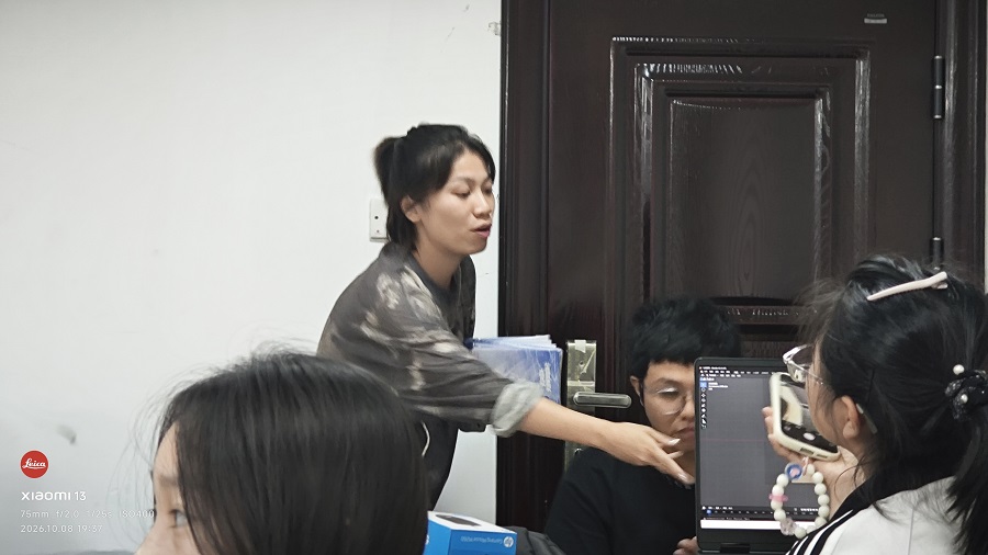 1792034489532394.jpg 我院组织发放2026年武汉青年大学生新生智能卡3 - 副本.jpg