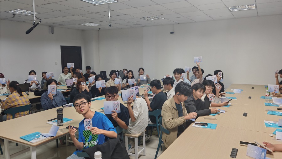 1792034502545214.jpg 我院组织发放2026年武汉青年大学生新生智能卡2 - 副本.jpg