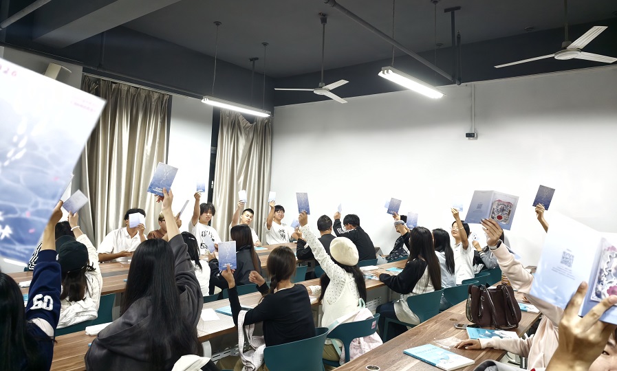 1792034515319294.jpg 我院组织发放2026年武汉青年大学生新生智能卡1 - 副本.jpg