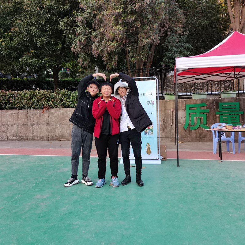 三个男孩合照.jpg